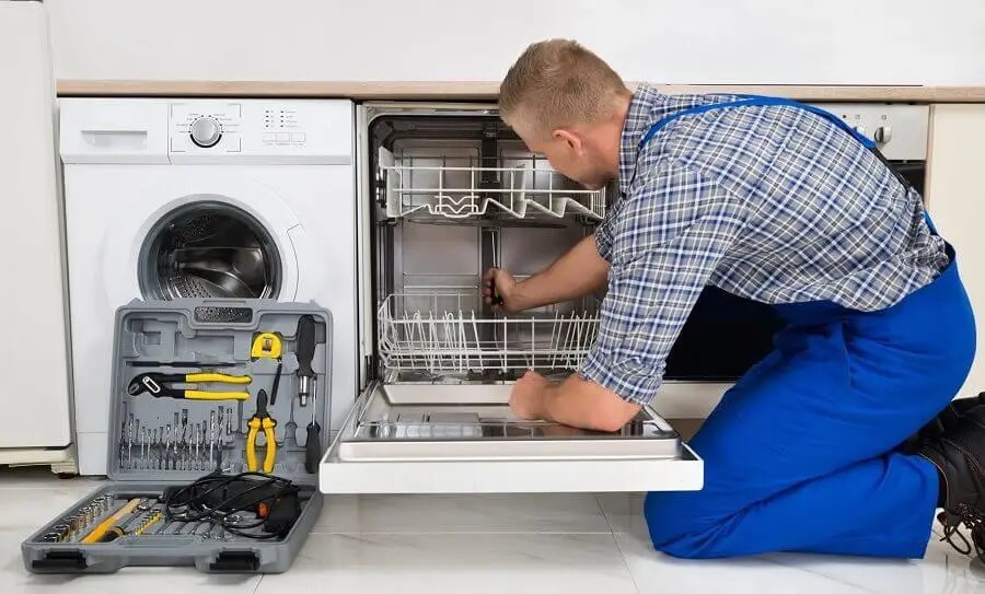 Keçiören Hotpoint servisi teknisyen ekibi beyaz eşya tamiri yaparken